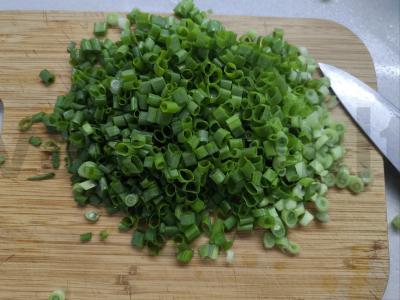 Sotūs blynai su žaliu svogūnu ir kiaušiniu Žingsnis 1