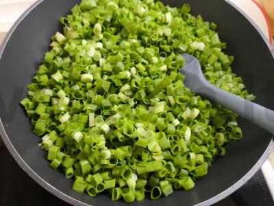 Sotūs blynai su žaliu svogūnu ir kiaušiniu Žingsnis 3