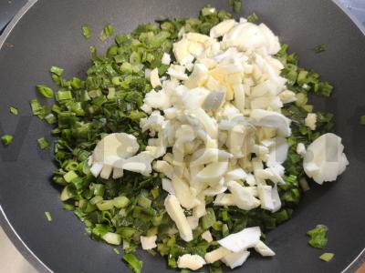 Sotūs blynai su žaliu svogūnu ir kiaušiniu Žingsnis 4