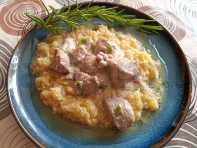 Lęšiai su kalakutienos filė grietinės padaže pagrindine nuotrauka