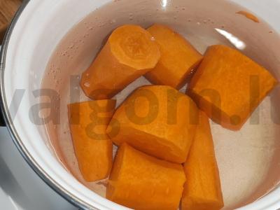 Žieminis salotas su kumpiu ir raudonuoju svogūnu Žingsnis 3