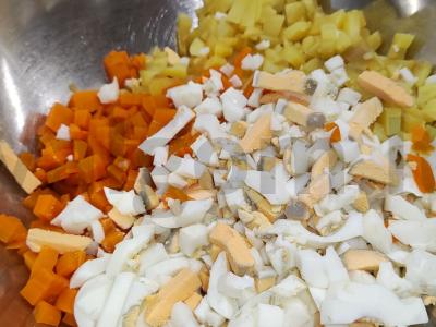 Žieminis salotas su kumpiu ir raudonuoju svogūnu Žingsnis 4