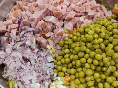 Žieminis salotas su kumpiu ir raudonuoju svogūnu Žingsnis 6