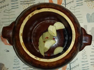 Koldūnai su vištiena puode su sultiniu ant džiovintų krienų lapų Žingsnis 1