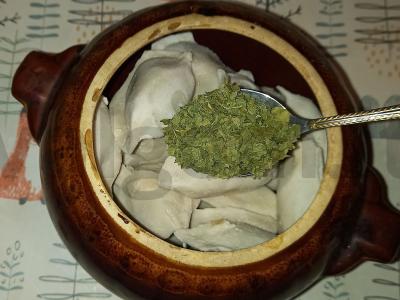 Koldūnai su vištiena puode su sultiniu ant džiovintų krienų lapų Žingsnis 2