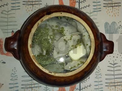 Koldūnai su vištiena puode su sultiniu ant džiovintų krienų lapų Žingsnis 3