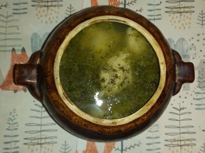 Koldūnai su vištiena puode su sultiniu ant džiovintų krienų lapų pagrindine nuotrauka