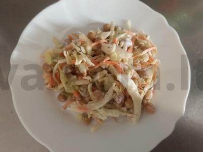 Lengvas salotas su avinžirniais pagrindine nuotrauka