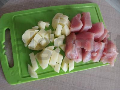 Vištiena su bulvėmis, kepta folijoje su grietinės-sojų padažu ir česnaku Žingsnis 1