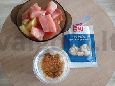 Vištiena su bulvėmis, kepta folijoje su grietinės-sojų padažu ir česnaku Žingsnis 2