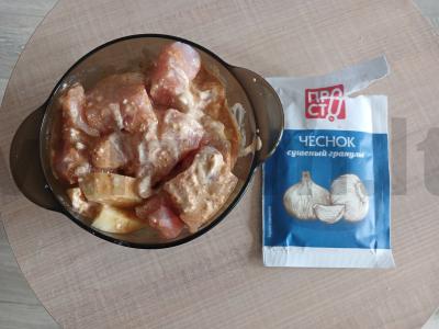 Vištiena su bulvėmis, kepta folijoje su grietinės-sojų padažu ir česnaku Žingsnis 3