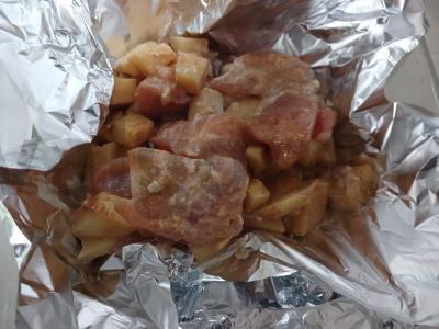 Vištiena su bulvėmis, kepta folijoje su grietinės-sojų padažu ir česnaku Žingsnis 4