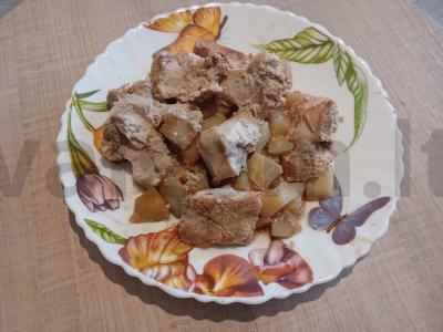 Vištiena su bulvėmis, kepta folijoje su grietinės-sojų padažu ir česnaku pagrindine nuotrauka