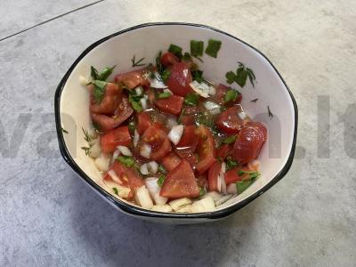 Aštrus pomidorų užkandis su svogūnais pagrindine nuotrauka