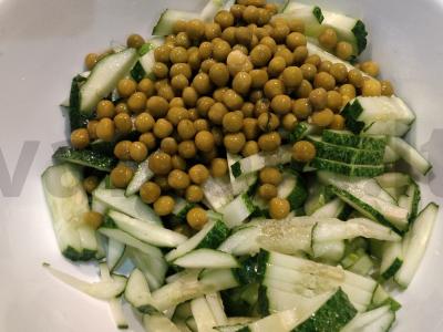 Lengvas salotas su žaliais žirneliais „Žaliasis šviesa“ Žingsnis 1