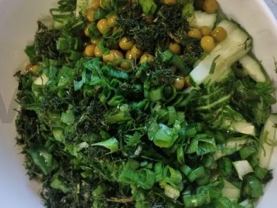 Lengvas salotas su žaliais žirneliais „Žaliasis šviesa“ Žingsnis 2