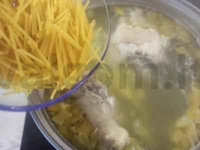Vištienos sriuba su makaronais ir paprikomis Žingsnis 4