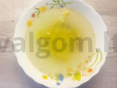 Vištienos sriuba su makaronais ir paprikomis pagrindine nuotrauka