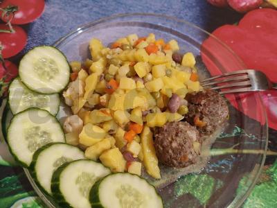 Veršienos kotletai su bulvėmis ir 8 daržovėmis lėtoje viryklėje pagrindine nuotrauka