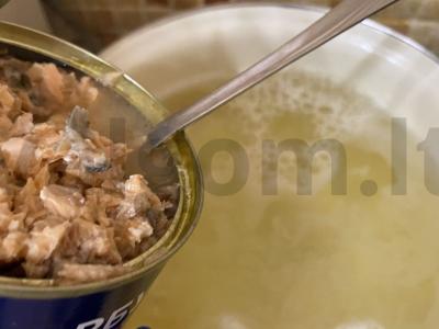 Konservuotos lašišos sriuba su ryžiais Žingsnis 5