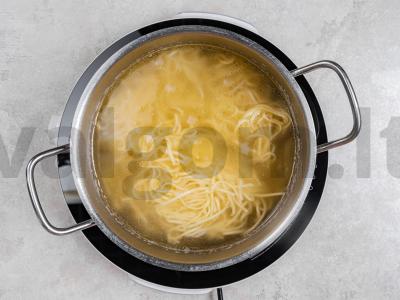 Makaronų apkepas su obuolių uogiene Žingsnis 1