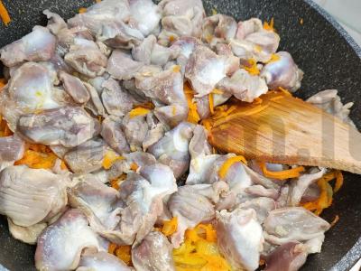 Troškinti vištienos viduriukai su daržovėmis padaže Žingsnis 2