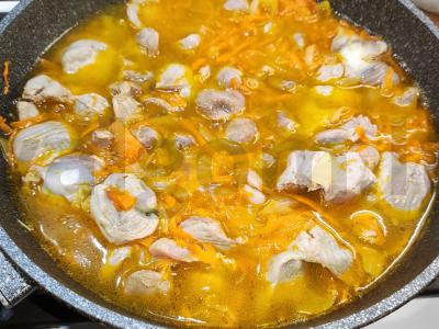 Troškinti vištienos viduriukai su daržovėmis padaže Žingsnis 3