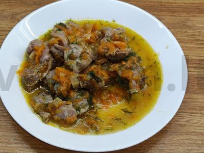 Troškinti vištienos viduriukai su daržovėmis padaže pagrindine nuotrauka