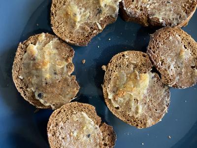 Ruginiai skrebučiai su česnako pasta Žingsnis 5