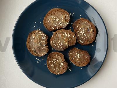 Ruginiai skrebučiai su česnako pasta pagrindine nuotrauka