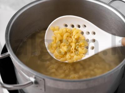 Makaronų apkepas su silkėmis pomidorų padaže Žingsnis 2