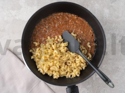 Makaronų apkepas su silkėmis pomidorų padaže Žingsnis 5