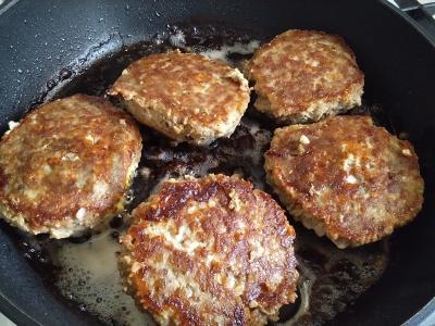 Kotletai „Trys viename“ su pomidorų padažu Žingsnis 7