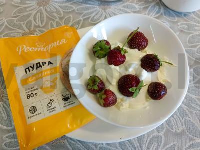 Varškės desertas su cukraus pudra ir braškėmis Žingsnis 3