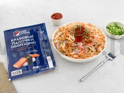 Azijietiška salotą su krabų lazdelėmis pagrindine nuotrauka