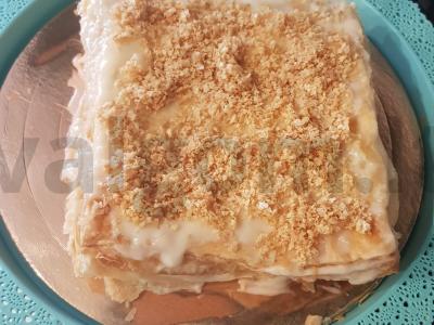 Napoleonas su kremu prie arbatos pagrindine nuotrauka