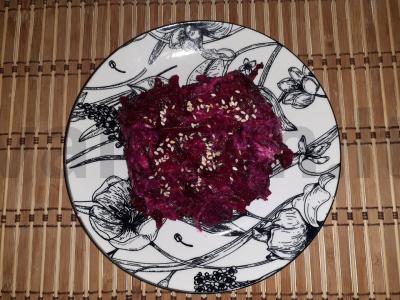 Burokėlių salotas su česnaku, kalendra ir sezamu pagrindine nuotrauka