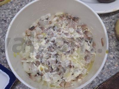 Silkė po šubomis su graikiniais riešutais Žingsnis 7