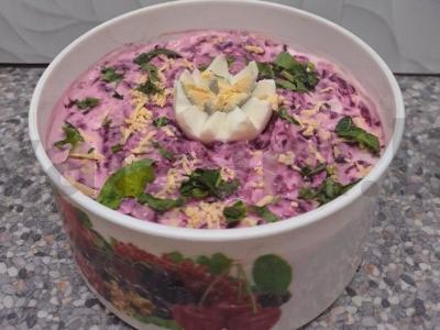 Silkė po šubomis su graikiniais riešutais pagrindine nuotrauka