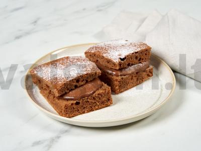 Minkštas biskvitas su grietine ir kakava pagrindine nuotrauka