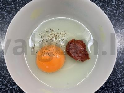 Karšti sumuštiniai su dešra, kiaušiniu, pomidorų pasta ir sūriu Žingsnis 1