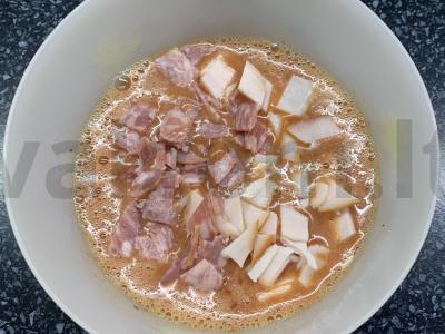 Karšti sumuštiniai su dešra, kiaušiniu, pomidorų pasta ir sūriu Žingsnis 3