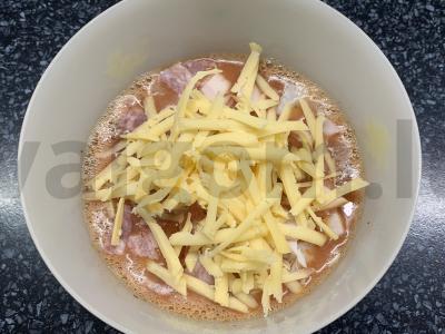 Karšti sumuštiniai su dešra, kiaušiniu, pomidorų pasta ir sūriu Žingsnis 4