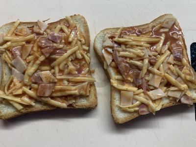 Karšti sumuštiniai su dešra, kiaušiniu, pomidorų pasta ir sūriu Žingsnis 5