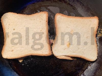 Karšti sumuštiniai su dešra, kiaušiniu, pomidorų pasta ir sūriu Žingsnis 6