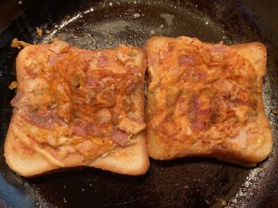 Karšti sumuštiniai su dešra, kiaušiniu, pomidorų pasta ir sūriu Žingsnis 7