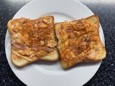 Karšti sumuštiniai su dešra, kiaušiniu, pomidorų pasta ir sūriu Žingsnis 8