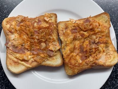 Karšti sumuštiniai su dešra, kiaušiniu, pomidorų pasta ir sūriu pagrindine nuotrauka