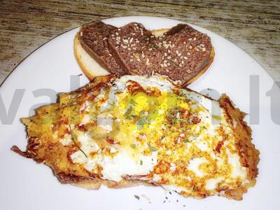 Pusryčiai su sūrio kiaušiniu ir kepenėlių paštetu pagrindine nuotrauka