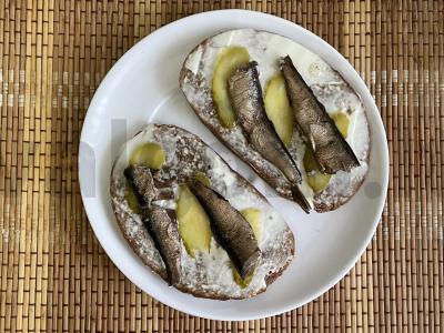 Sumuštiniai su šprotų pagrindine nuotrauka